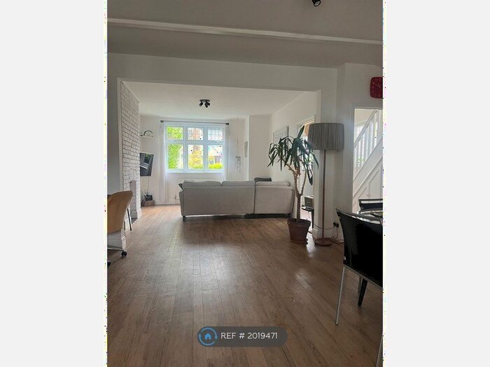 3 Bedroom Semi-Detached House To Rent In Park Drive, London, W3
