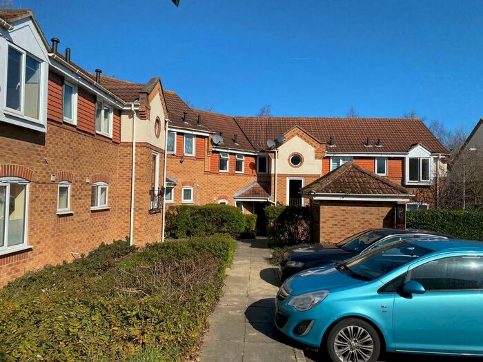 2 Bedroom Flat To Rent In Caravel Close Chafford Hundred, RM16