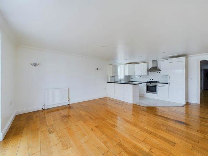 2 Bedroom Flat To Rent In Caterham On The Hill, CR3