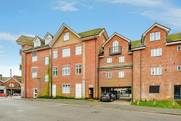 2 Bedroom Flat For Sale In Lumley Road, Horley, RH6