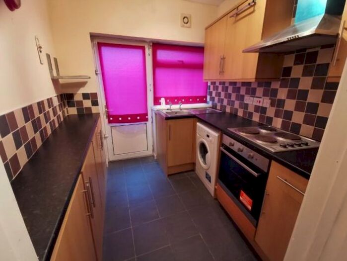 2 Bedroom Flat To Rent In Llangyfelach Road, Brynhyfryd, Swansea, SA5