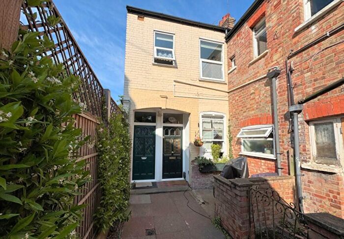 2 Bedroom Flat For Sale In Long Lane, Finchley, N3