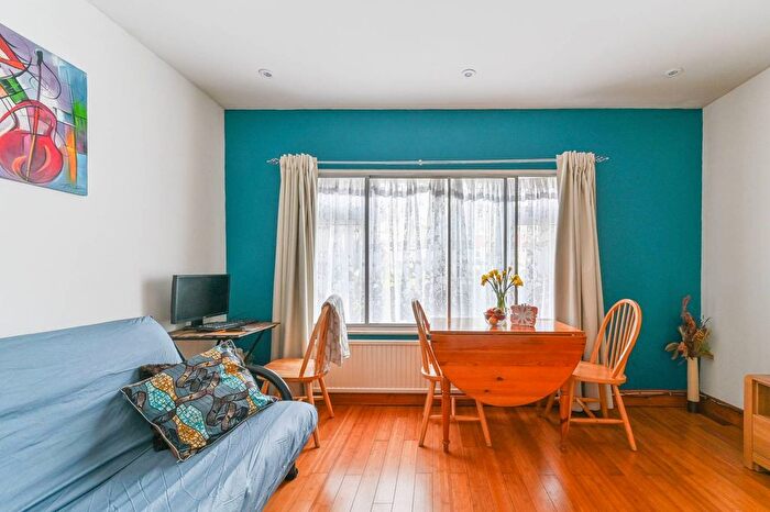 1 Bedroom Flat To Rent In South Norwood Hill, Norwood, London, SE25