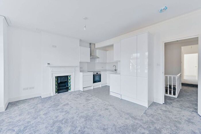 2 Bedroom Flat For Sale In Gassiot Road, Tooting, London, SW17