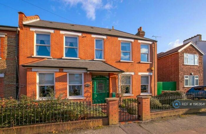 3 Bedroom Semi-Detached House To Rent In Stanley Road, London, E18