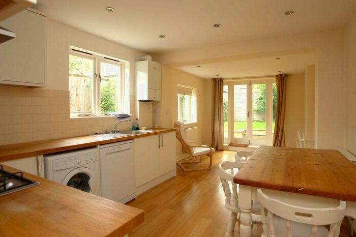 2 Bedroom Flat To Rent In Derwent Grove, East Dulwich, London, SE22