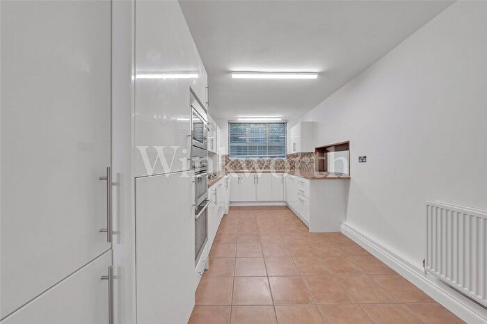 3 Bedroom Flat To Rent In Ravenscroft Avenue, London, NW11