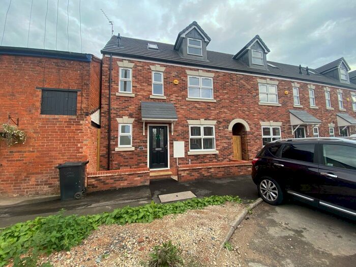 3 Bedroom House To Rent In Church Street, Studley, B80
