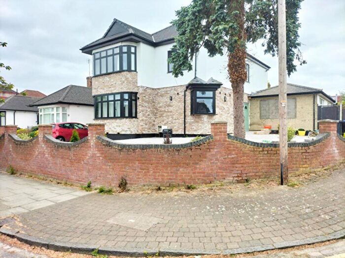 4 Bedroom Apartment To Rent In Links Side, Enfield, EN2