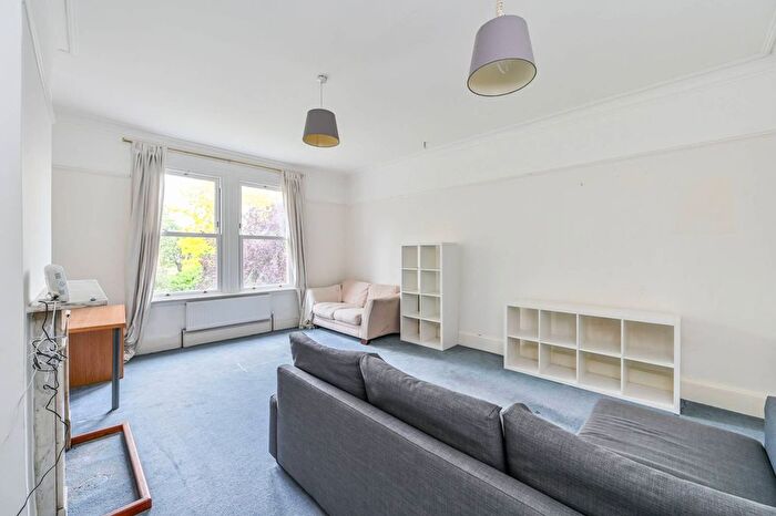 1 Bedroom Flat To Rent In Thurleigh Road, Between The Commons, London, SW12