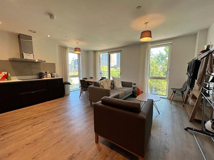 3 Bedroom Flat To Rent In Lockside Lane, Salford, M5