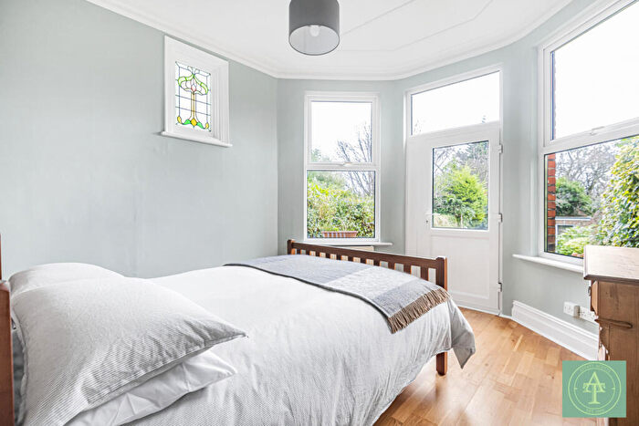 2 Bedroom Flat For Sale In Conway Road, London, N14