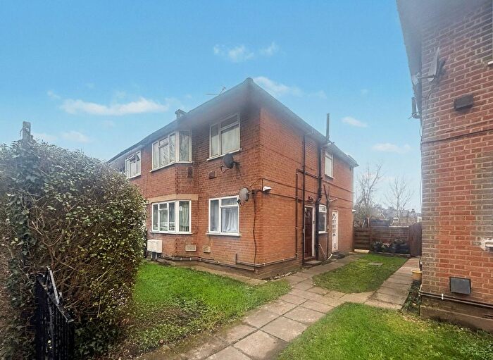 2 Bedroom Maisonette For Sale In Whitehall Road, Uxbridge, UB8