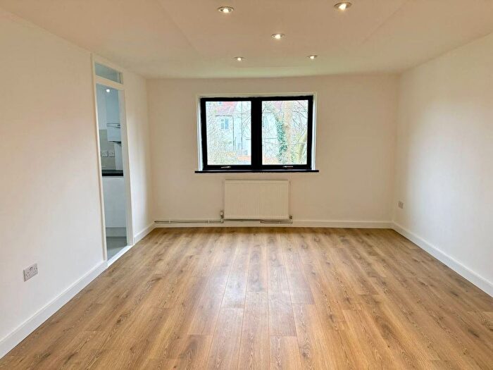 2 Bedroom Flat To Rent In Hall Court, Wheatley Close, London, NW4