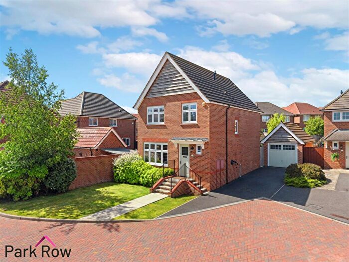 3 Bedroom Detached House For Sale In Boston Court, Leeds, LS25