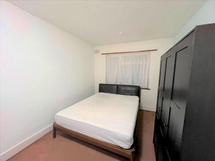 2 Bedroom Flat To Rent In Chigwell Road, Woodford Green, IG8