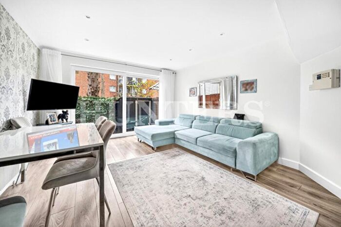 3 Bedroom Town House For Sale In Morland Place, London, N15