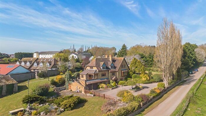 4 Bedroom Detached House For Sale In Substantial Detached Family Home - Chapmore End, SG12