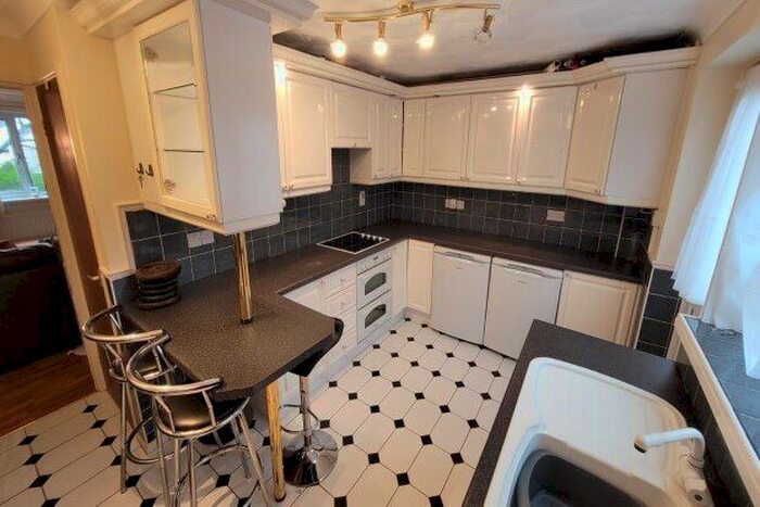 2 Bedroom Property To Rent In Oakleafe Drive, Cardiff, CF23