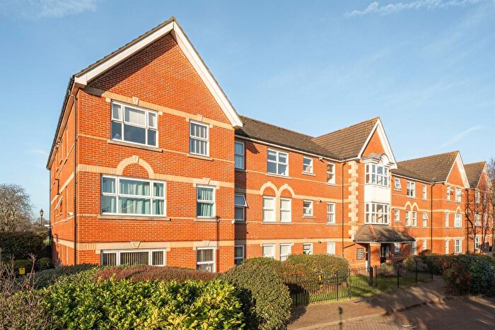 1 Bedroom Apartment For Sale In Cobham Close, Enfield, EN1