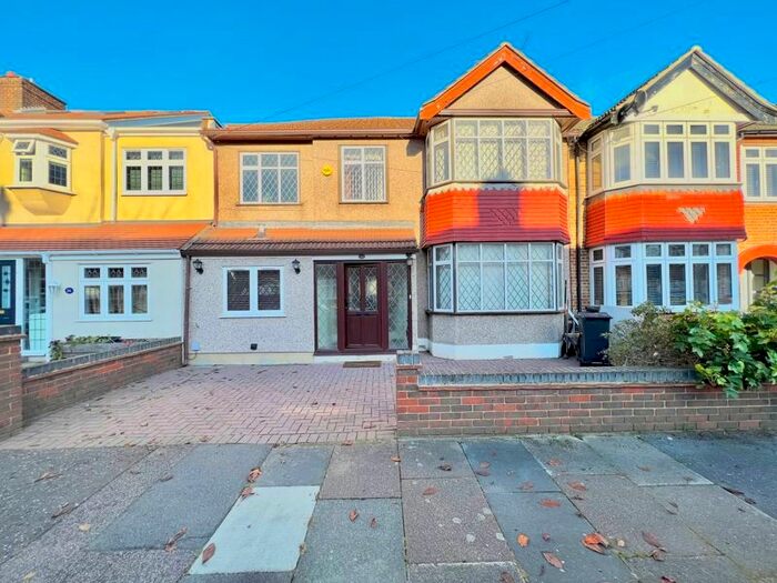 4 Bedroom Property To Rent In Beaminster Gardens, Ilford, IG6