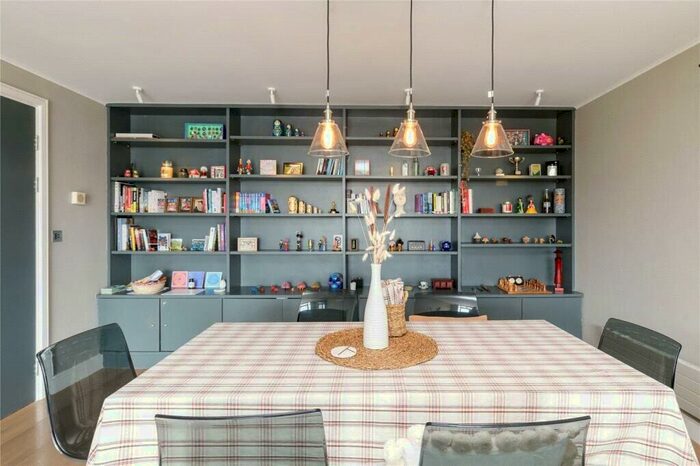 2 Bedroom Apartment To Rent In Merganser Court, Star Place, Wapping, E1W