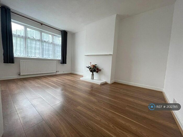 2 Bedroom Maisonette To Rent In St. Wilfrids Close, New Barnet, EN4