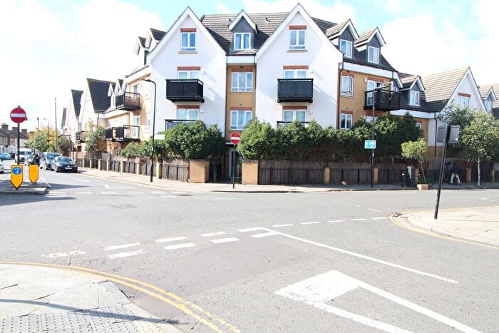 2 Bedroom Flat For Sale In Featherstone Road, Southall, UB2