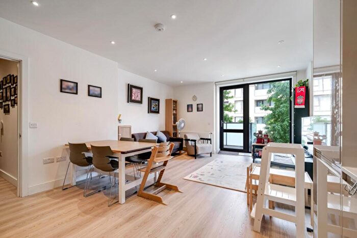 2 Bedroom Apartment For Sale In Sailors House, Deauville Close, E14