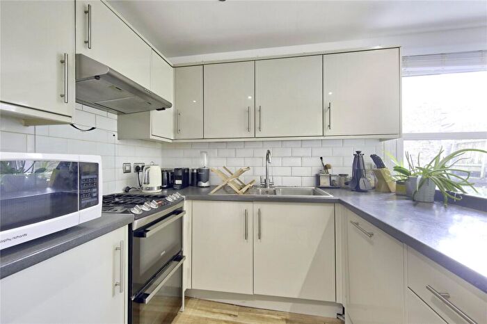 3 Bedroom Apartment To Rent In Aliwal Road, SW11