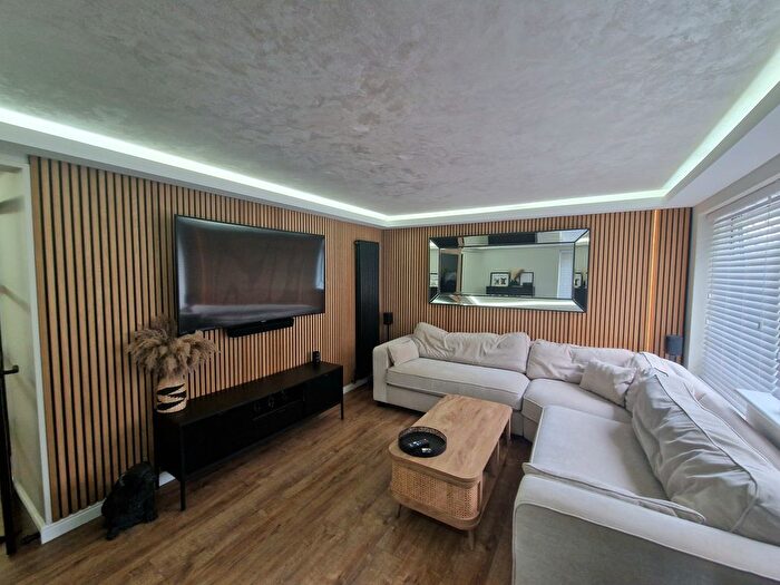 2 Bedroom Flat To Rent In Heath Close, Harpenden, AL5