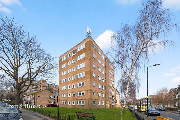 2 Bedroom Flat For Sale In Gauden Road, London, SW4