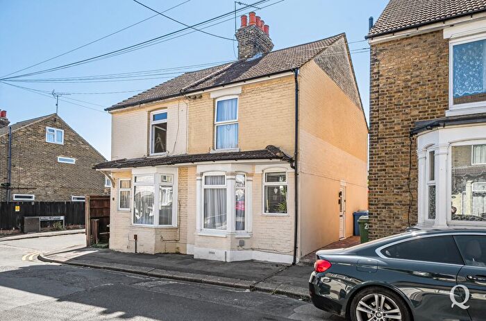 3 Bedroom Semi Detached House For Sale In Hythe Road, Sittingbourne, Kent, ME10