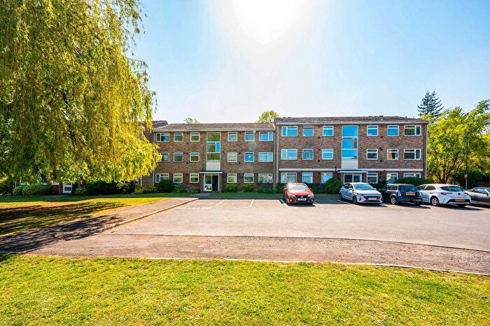 2 Bedroom Flat For Sale In Jordans Close, Boxgrove, Guildford, GU1