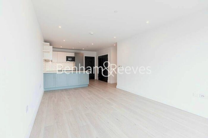 2 Bedroom Flat To Rent In Filmworks Walk, Ealing, W5
