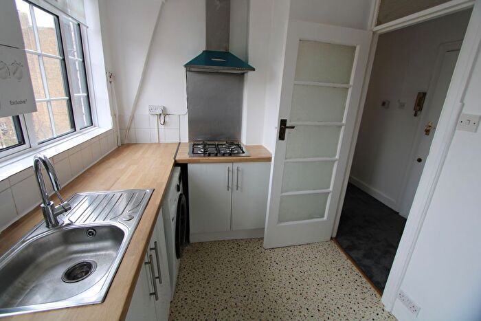 3 Bedroom Flat To Rent In Leigham Avenue, London, SW16