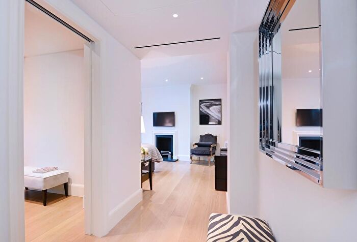 2 Bedroom Flat To Rent In Duke Street, Mayfair, W1K