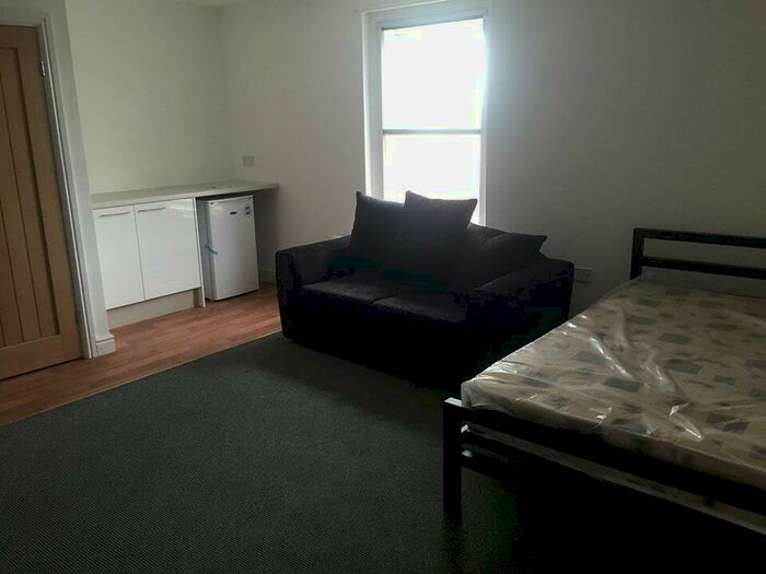 Studio To Rent In - Queens Road, Barnsley, S71