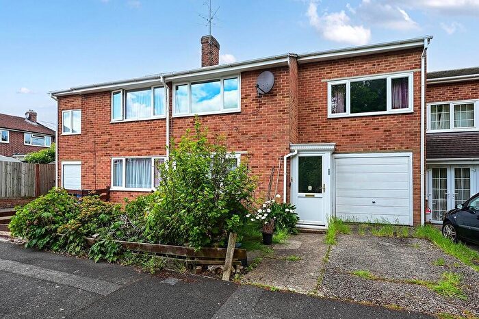 3 Bedroom Terraced House For Sale In Kingsway, Blackwater, GU17