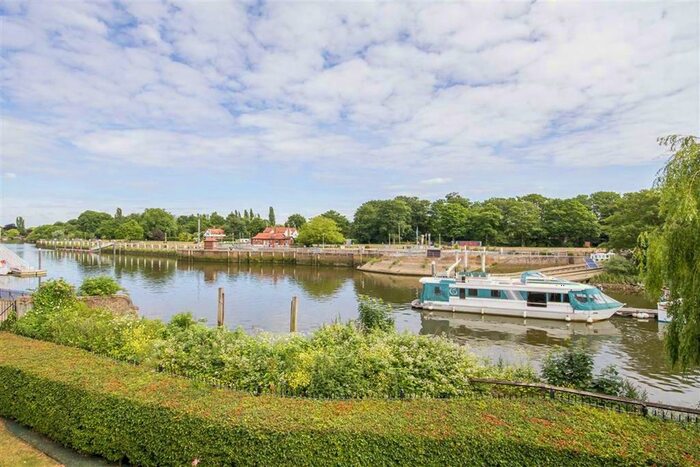 2 Bedroom Flat To Rent In Manor Road, Teddington, TW11