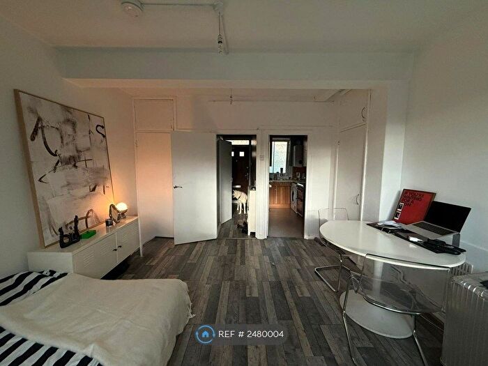 Studio To Rent In Tower Bridge Road, London, SE1