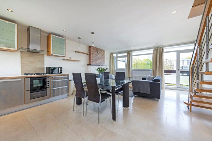 3 Bedroom Flat To Rent In Westbridge Road, London, SW11