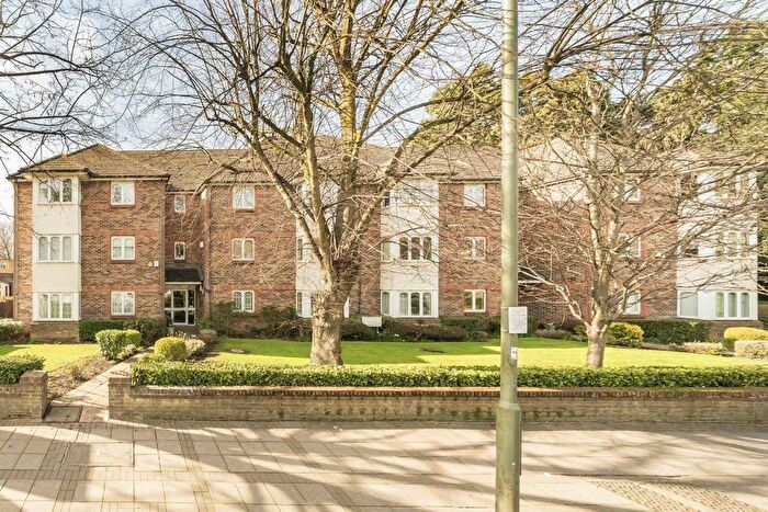 3 Bedroom Flat To Rent In High Road, Whetstone, N20