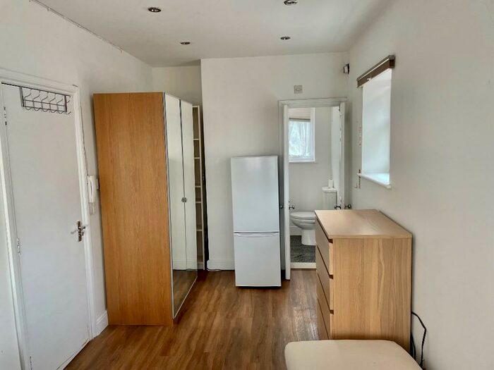 Studio To Rent In Tanfield Avenue, London, NW2