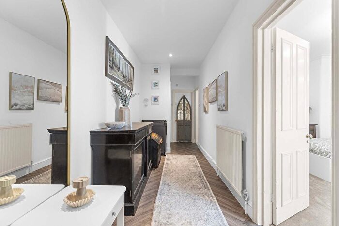 3 Bedroom Flat For Sale In Glazbury Road, London, W14
