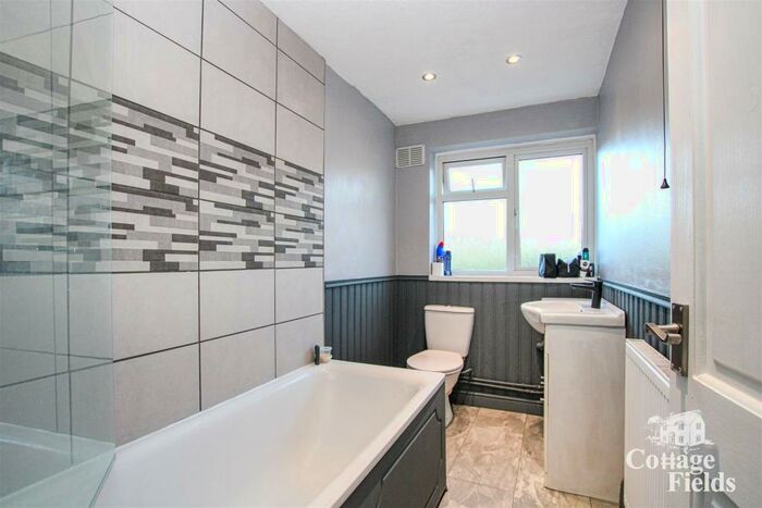 2 Bedroom Flat To Rent In Shooters Road, Enfield, EN2