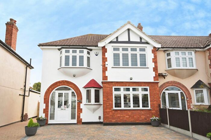 3 Bedroom Semi-Detached House For Sale In The Drive, Harold Wood, Romford, RM3