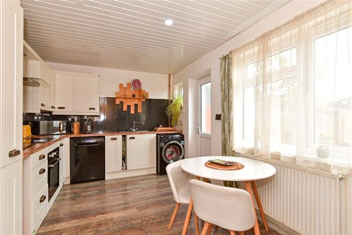 3 Bedroom End Terrace House For Sale In Poplar Avenue, Gravesend, Kent, DA12