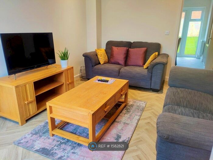 3 Bedroom Semi-Detached House To Rent In Beke Avenue, Reading, RG2