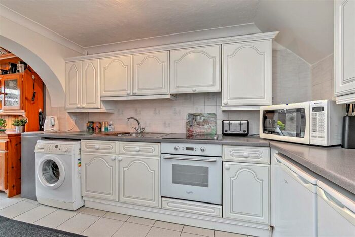 3 Bedroom End Of Terrace House For Sale In Handcross Road, Luton, LU2